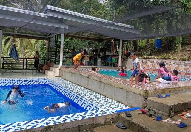 Angel's farm resort pools with customers